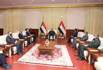 السودان.. البرهان يلتقي منوتشين ويؤكد على علاقة استراتيجية