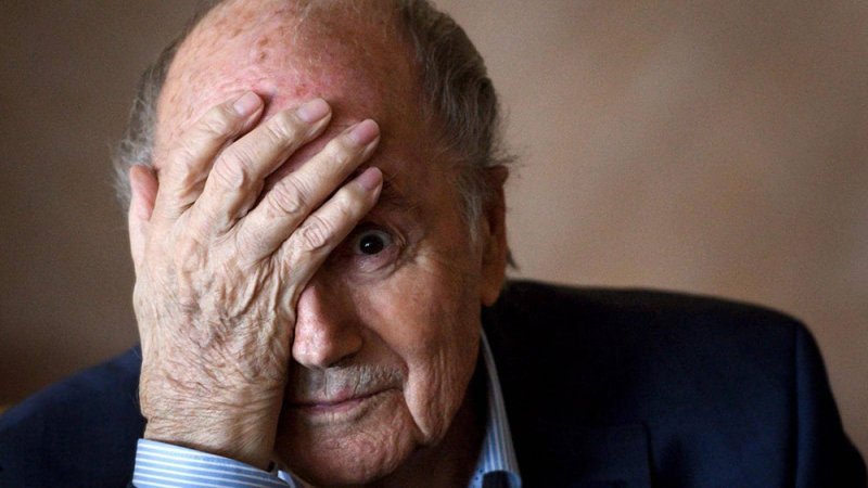 إدخال رئيس الفيفا السابق بلاتر إلى المستشفى