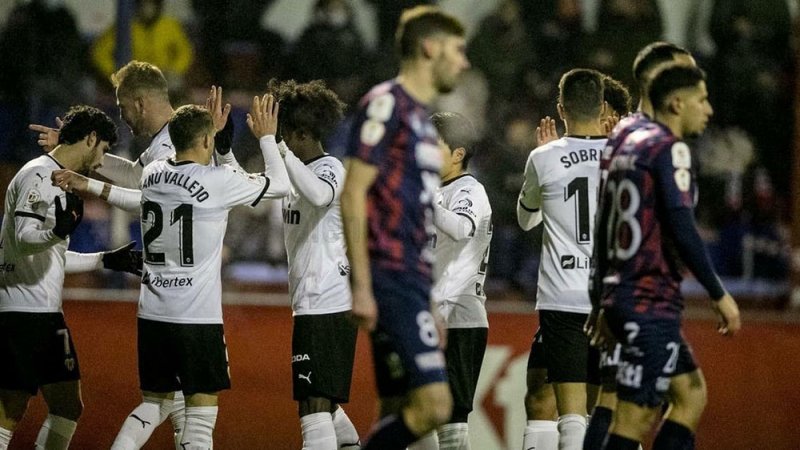 فالنسيا يعبر يكلانو برباعية ويبلغ دور الـ 32