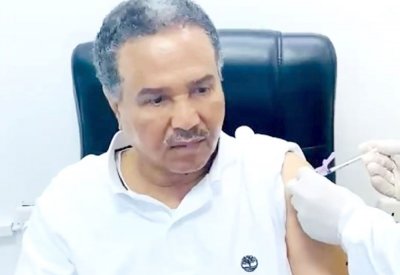 محمد عبده يتلقى لقاح كورونا... ويوجه رسالة للخائفين منه