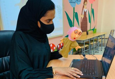 المعلمة هيا تُلخص كل درس في مشهد مسرحي بالدمى