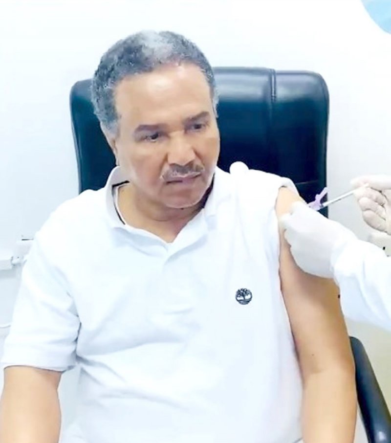 محمد عبده يتلقى لقاح كورونا... ويوجه رسالة للخائفين منه