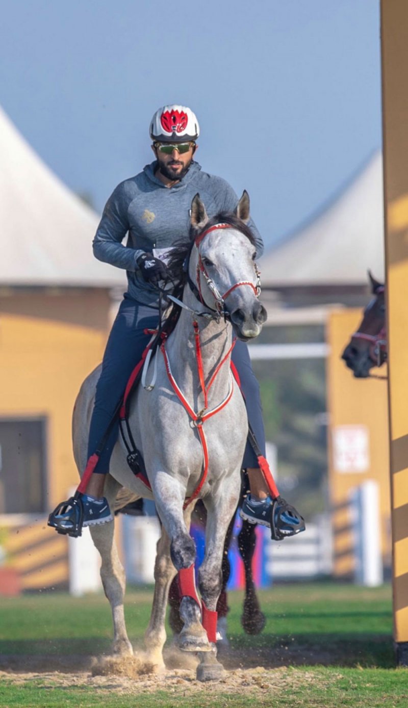ناصر بن حمد يشيد بفوز الخاطري وعطاء الفرسان