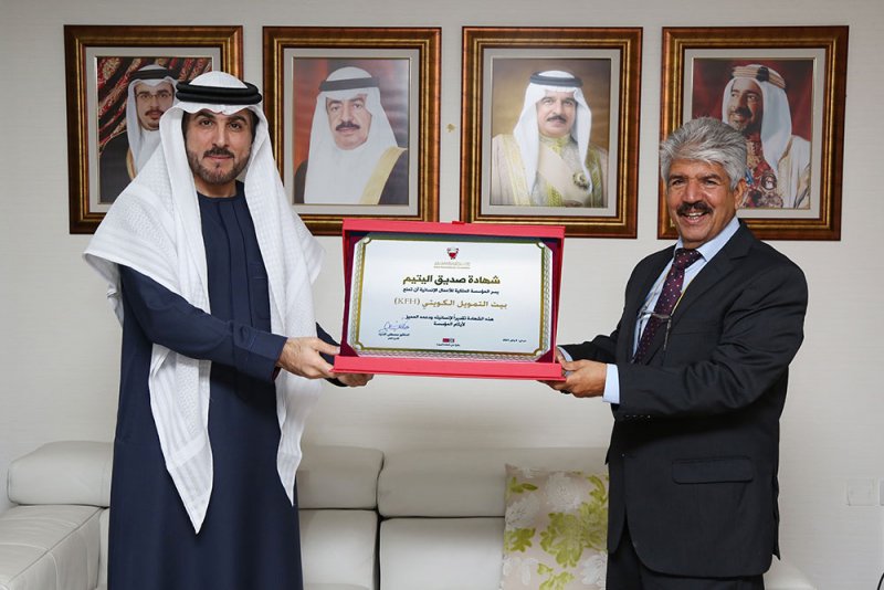 المؤسسة الملكية تمنح بيت التمويل الكويتي شهادة صديق اليتيم