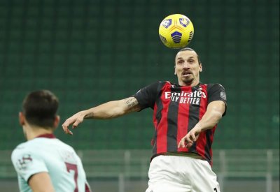 ميلان يعزز صدارته للدوري الايطالي بثنائية في مرمي تورينو