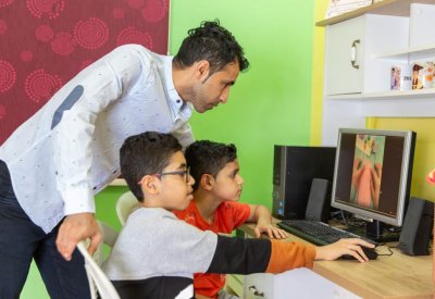 أولياء أمور يشيدون بمبادرة (نحن قريبون منكم) للتواصل الرقمي