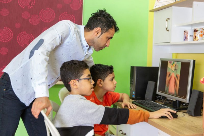 أولياء أمور يشيدون بمبادرة (نحن قريبون منكم) للتواصل الرقمي