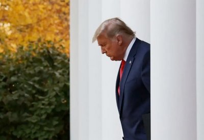 الاستقالة أو العزل.. خياران يزيدان من الضغط على ترمب!