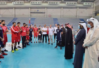 عيسى بن علي يشهد تدريبات منتخب اليد ويحث اللاعبين على الظهور المشرف
