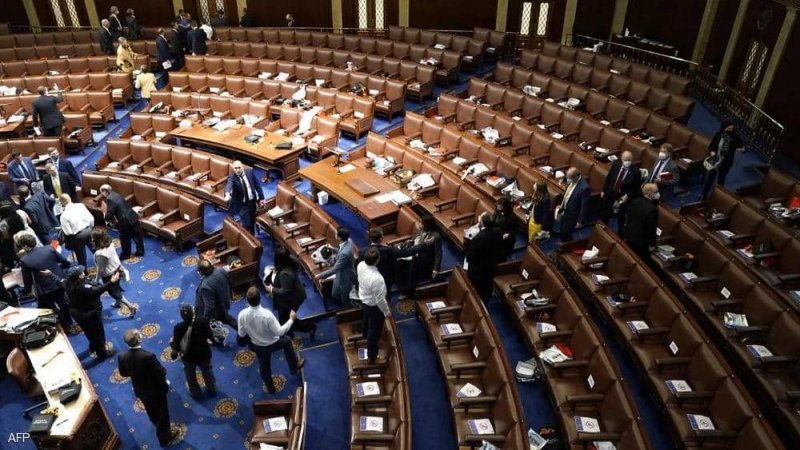 بالفيديو: خلال اقتحام الكونغرس.. فيديو يفضح 6 أعضاء جمهوريين