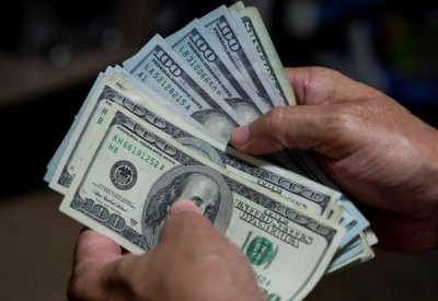 الدولار يحافظ على مكاسبه مدعوما باحتمال تحفيز مالي