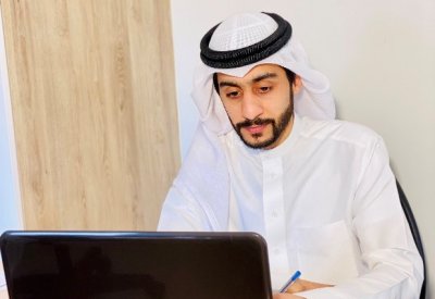 طلبة المعلم "ياسر" يشاركونه شرح دروس اللغة العربية عن بعد