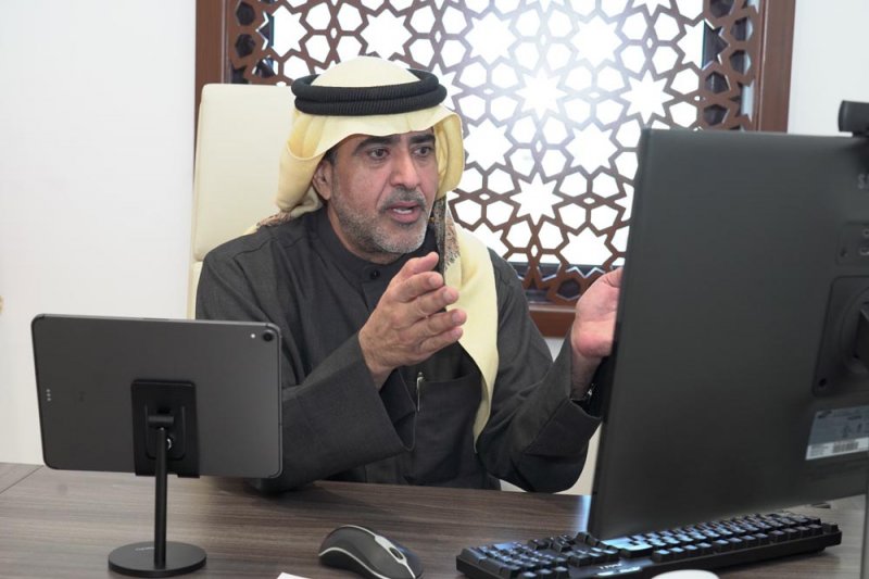بوعنق: بعض موظفي الحكومة "شريطي" يبيع بهارات وعطور