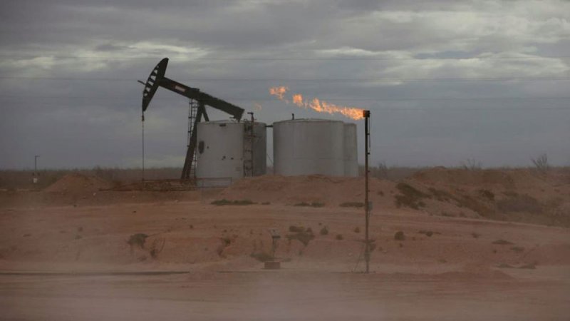 سوء الأحوال الجوية يُفقد هذه الدولة 11% من إنتاجها النفطي