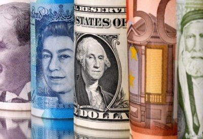 الدولار يتراجع متأثرا بتراجع العوائد الأمريكية