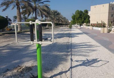 الأشغال تتجاوب مع "البلاد" وتزين ممشى الكنكري بالألعاب الرياضية