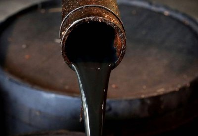النفط يسجل ذروة 11 شهرا بدعم من توقعات بنقص في المعروض