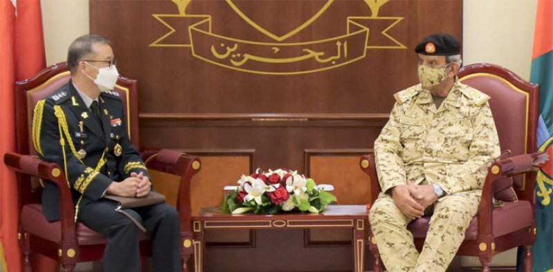 القائد العام لقوة دفاع البحرين يستقبل الملحق العسكري لجمهورية كوريا