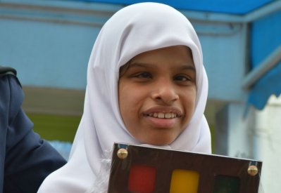 زينب المؤمن طالبة كفيفة متفوقة تتعلم اللغة اليابانية حاليًا