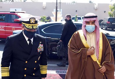 وزير شؤون الدفاع يقيم مأدبة غداء على شرف رئيس العمليات البحرية الأمريكية