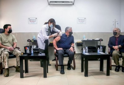 ملك الأردن يتلقى اللقاح المضاد لفيروس كورونا