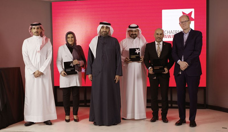 رئيس مجلس إدارة شركة بتلكو يكرم الموظفين الفائزين بجائزة "Chairman’s Award"