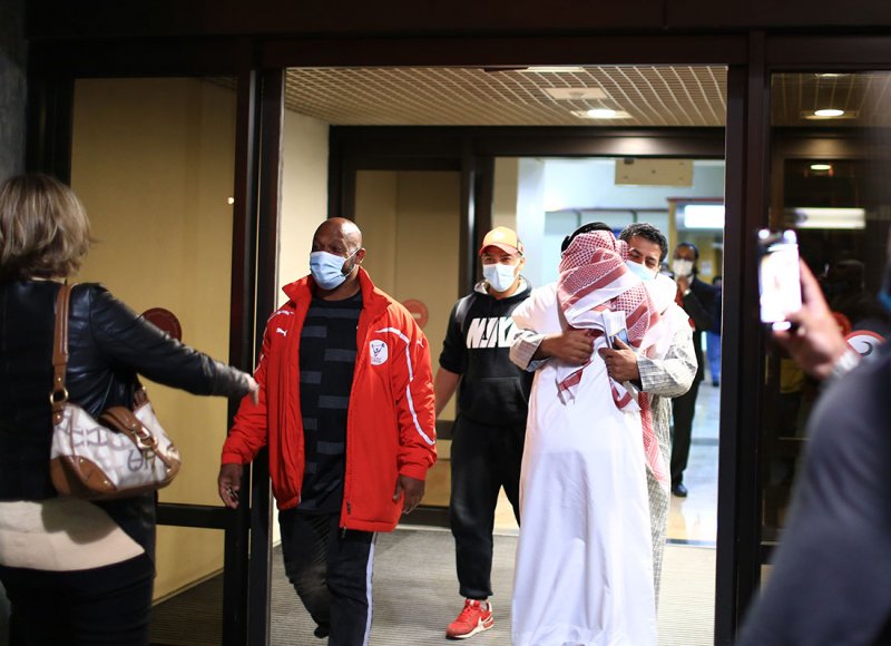 بالصور: عودة المواطنين من قطر إلى أرض الوطن سالمين
