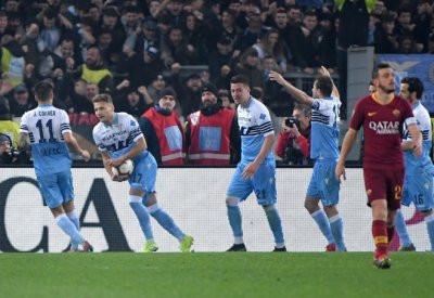 لاتسيو يهزم روما بثلاثية في الدوري الإيطالي