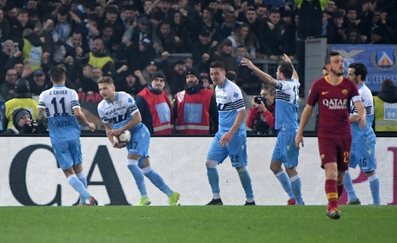 لاتسيو يهزم روما بثلاثية في الدوري الإيطالي