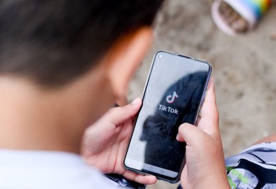 "تيك توك" تتخذ إجراءات لحماية مستخدميها القصّر
