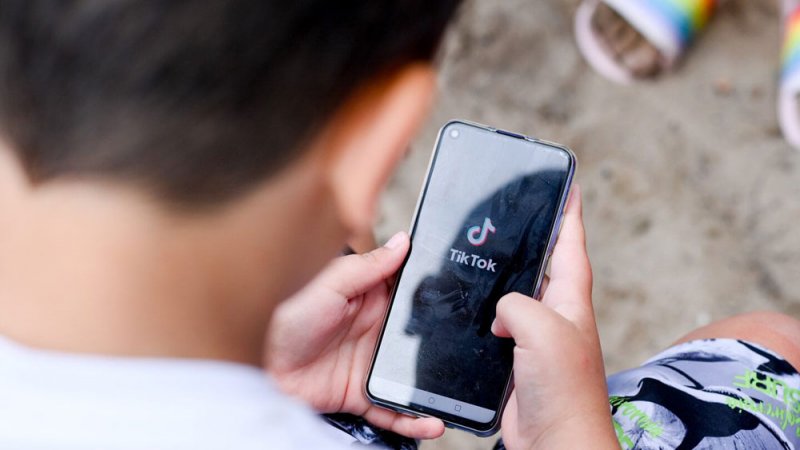 "تيك توك" تتخذ إجراءات لحماية مستخدميها القصّر