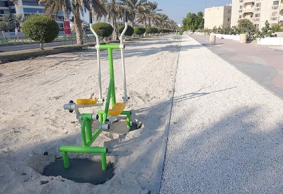 “الأشغال” تتجاوب مع “البلاد” وتزيِّن ممشى الكنكري بالألعاب الرياضية
