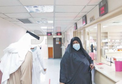 بالصور: طبيب "مكرون" بمركز سترة الصحي وأجهزة قديمة بأم الحصم