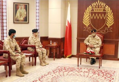 القائد العام لقوة دفاع البحرين يمنح المصابين المشاركين ضمن قوات التحالف العربي نوط التميز