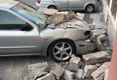 عقار آيل للسقوط يهدد السكان في المنامة