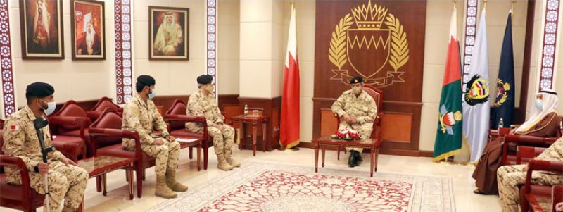 القائد العام لقوة دفاع البحرين يمنح المصابين المشاركين ضمن قوات التحالف العربي نوط التميز