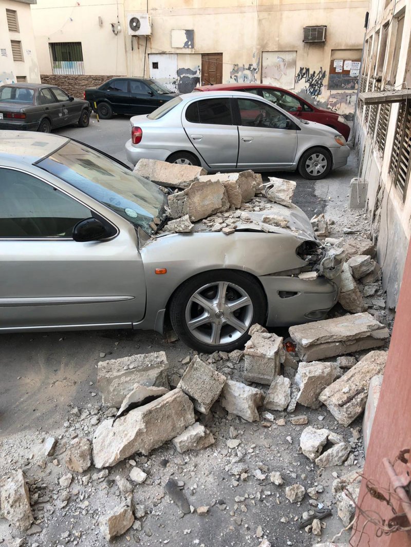 عقار آيل للسقوط يهدد السكان في المنامة