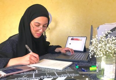 طالبة بحرينية تفوز بالجائزة الأولى في مجال الفيديو على مستوى الخليج العربي