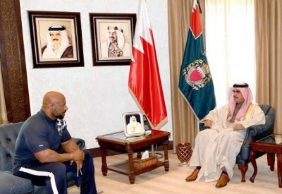 وزير الداخلية يستقبل البطل البحريني العالمي سامي الحداد