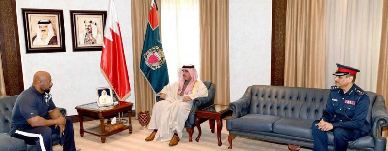 وزير الداخلية يستقبل البطل البحريني العالمي سامي الحداد