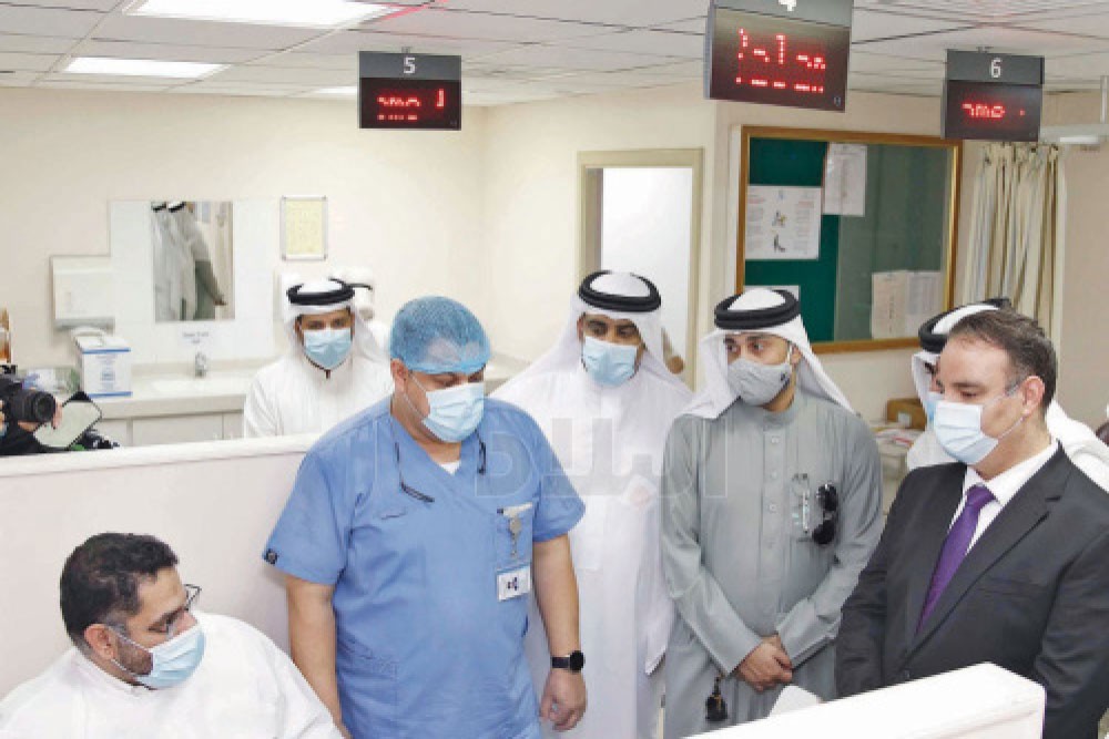 الموظف متحدثا لأعضاء لجنة التحقيق