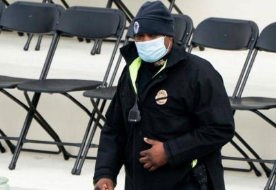 تنصيب بايدن.. مفاجأة سعيدة للشرطي الشجاع ذو الصورة الشهيرة