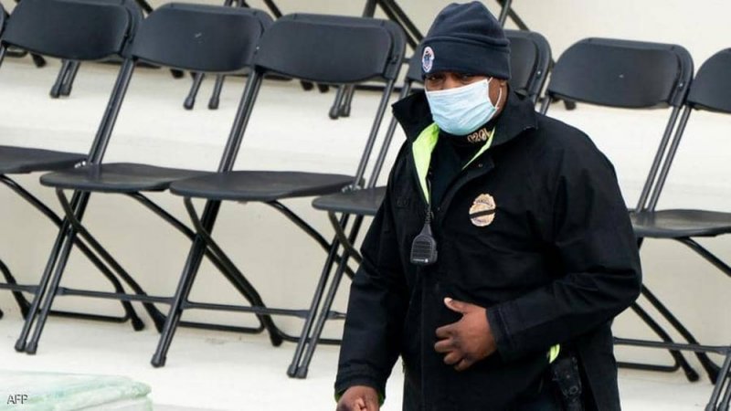 تنصيب بايدن.. مفاجأة سعيدة للشرطي الشجاع ذو الصورة الشهيرة