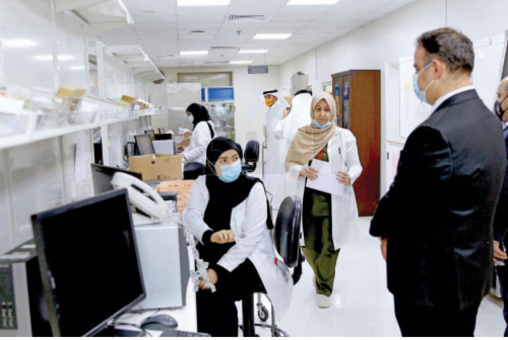العشيري يستفسر من الموظفات بالصيدلية