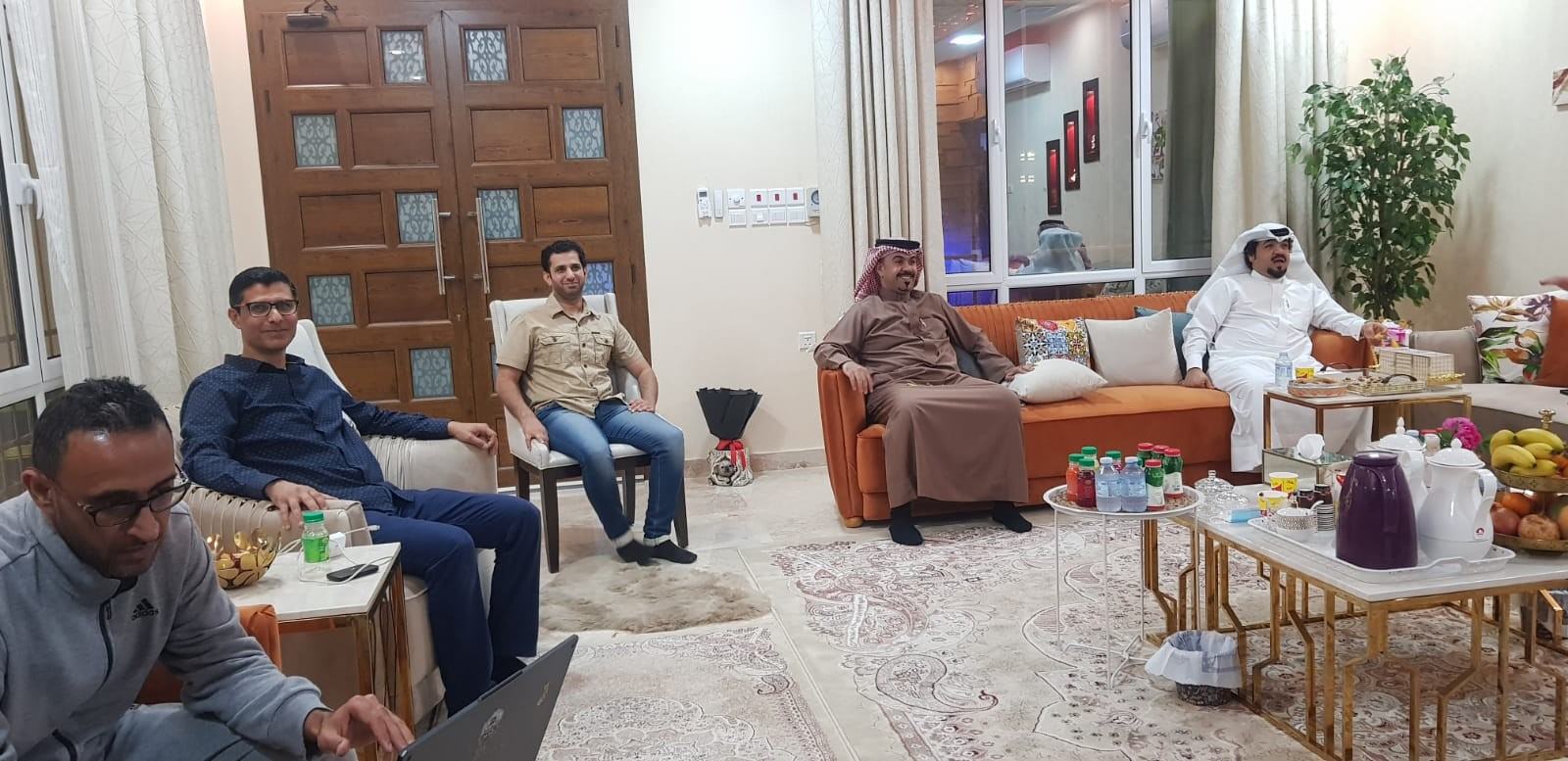   لقطة من اجتماع لبعض الأهالي لمناقشة متطلبات مجمعهم.
