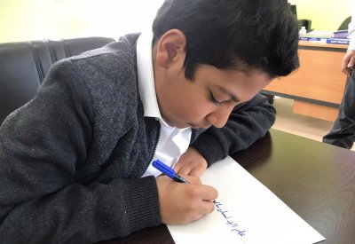طالب ابتدائي يفوز بالمركز الأول خليجيًا في الخط العربي