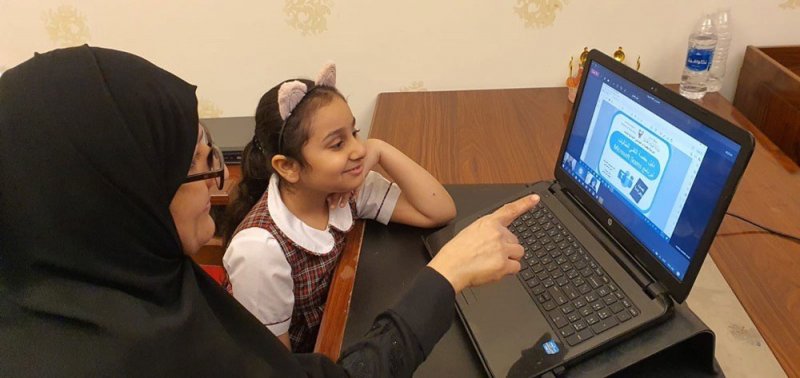 طالبات وأولياء أمور: دليل ابتدائية حفصة ساعدنا كثيرًا في التعلّم الرقمي