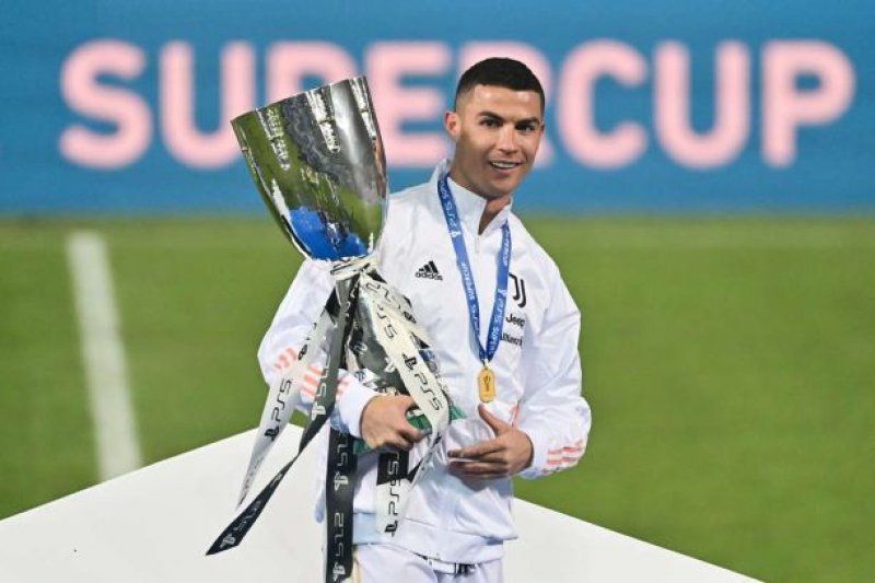 رونالدو يحفر اسمه بالذهب