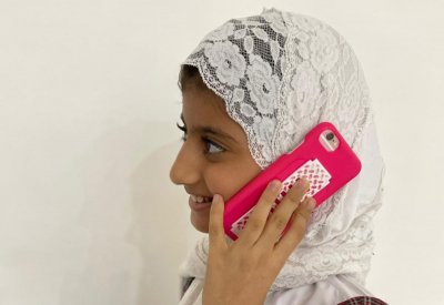 مديرة مدرسة تتصل بالطالبات المتميزات في تطبيقات تقييم الأداء