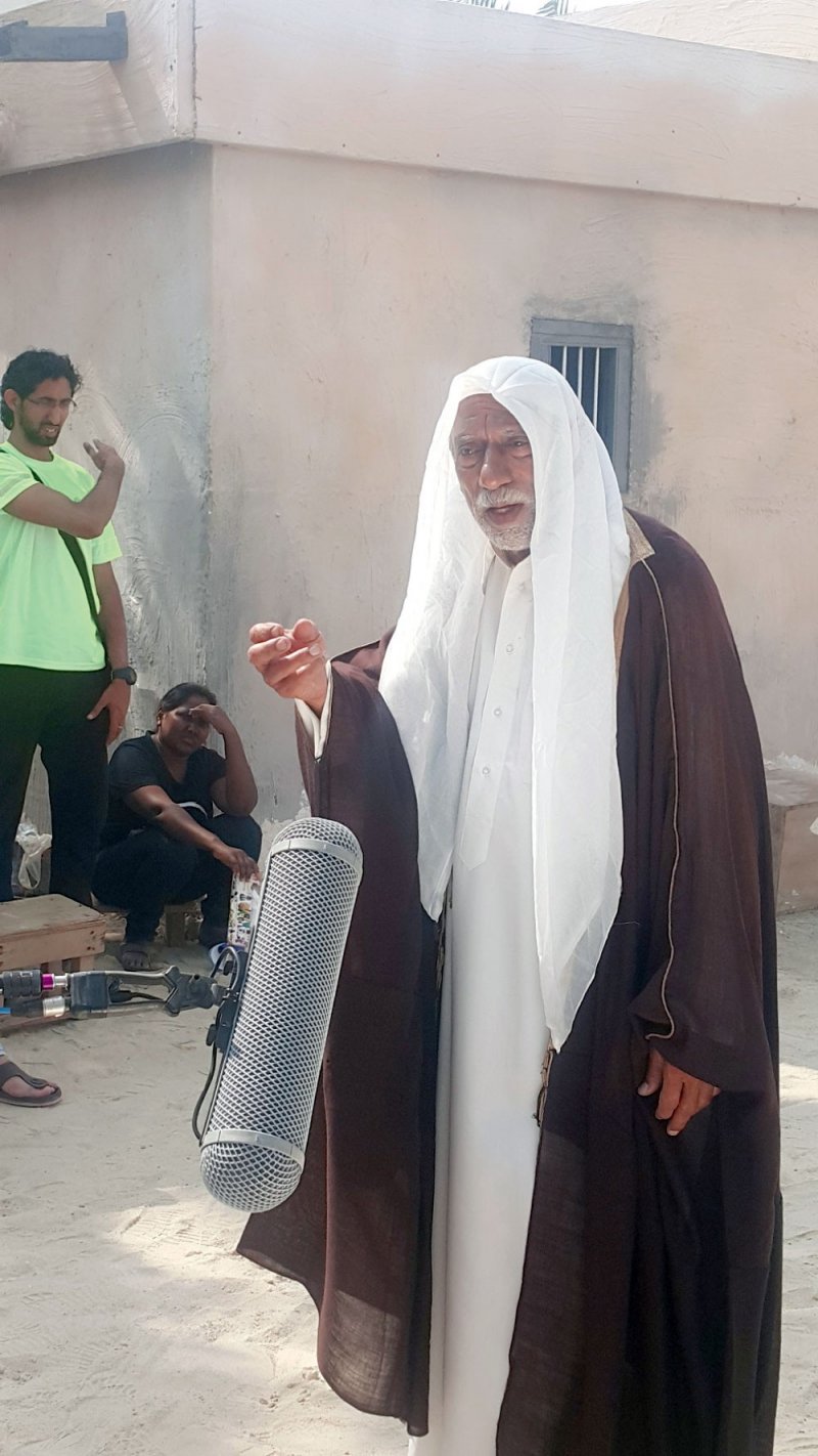 الفنان القدير إبراهيم الغانم على السرير الأبيض
